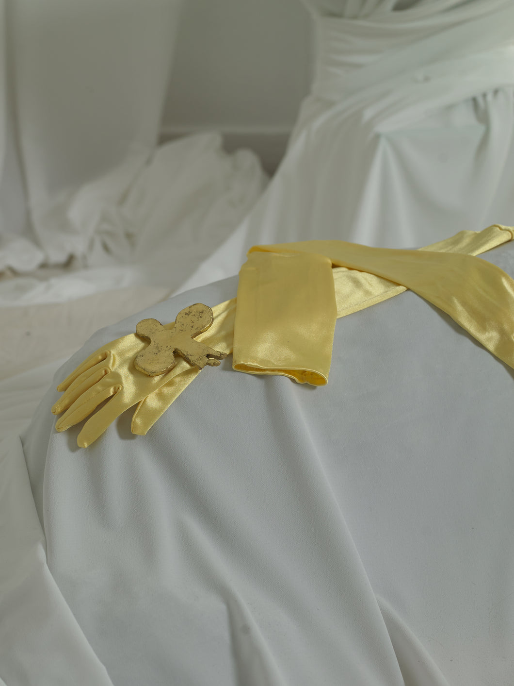 Elongated Satin Gloves and Brooch - Jaune